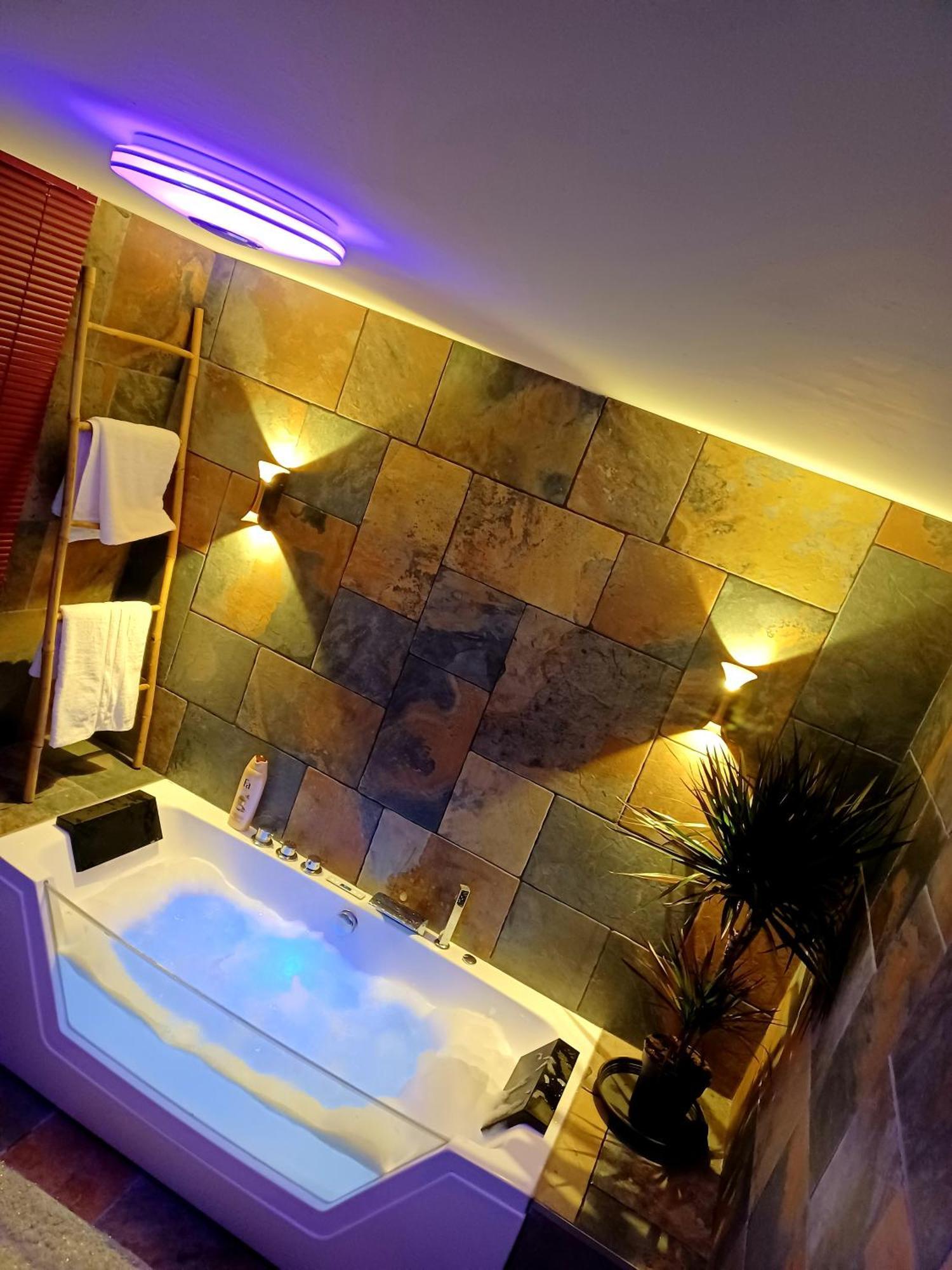 Les Charmes-Balneotherapie-Videoprojecteur-Netflix Baume-les-Dames Bagian luar foto